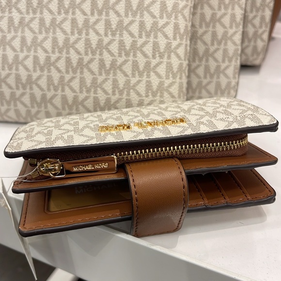 MICHAEL KORS
Medium Signature Logo Wallet
Vanilla
NWT - Picture 5 of 16